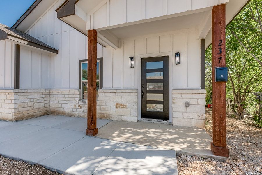 Exterior details and patio area of a home in , Poteet (Image 3).