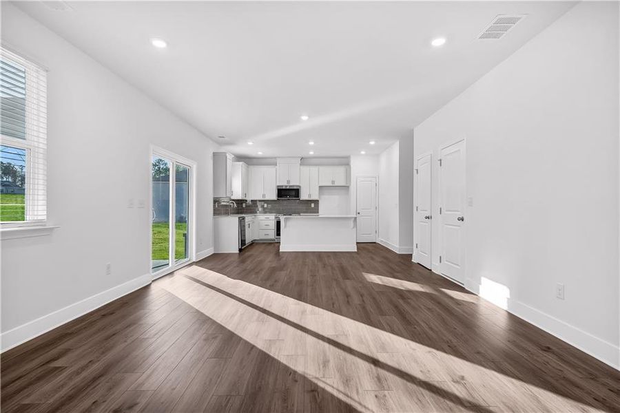 Spacious, unfurnished interior of a new home in Shadow Creek, Jackson (Image 26).