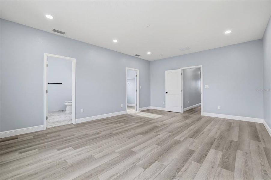 Spacious, unfurnished interior of a new home in , Tarpon Springs (Image 31).