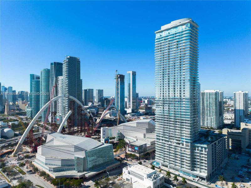 Condo located in Miami, FL showcasing its design and architecture (Image 27).