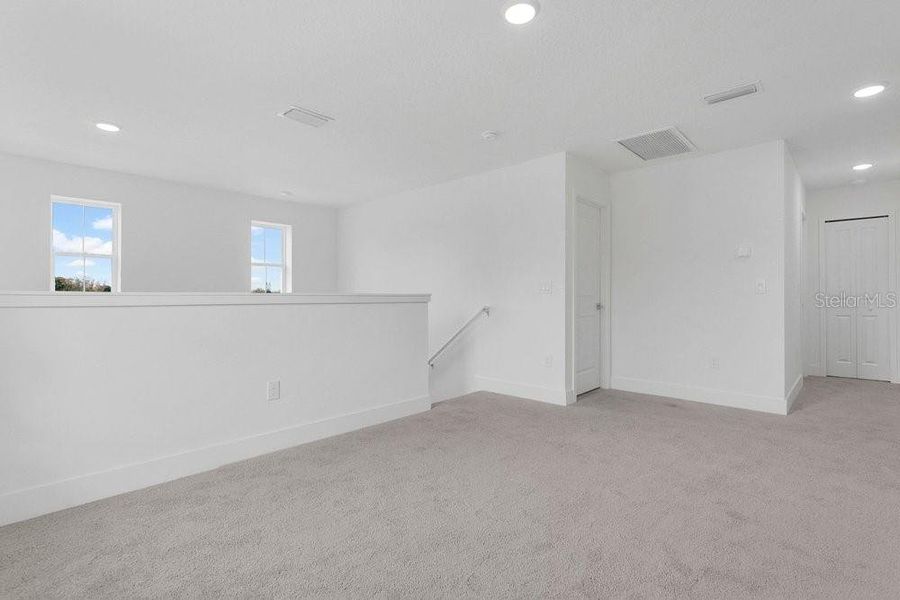 Spacious, unfurnished interior of a new home in Yucatan Gardens, Orlando (Image 28).