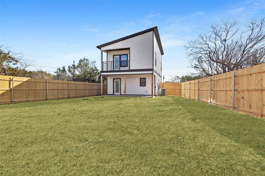 Exterior details and patio area of a home in , Granbury (Image 14).
