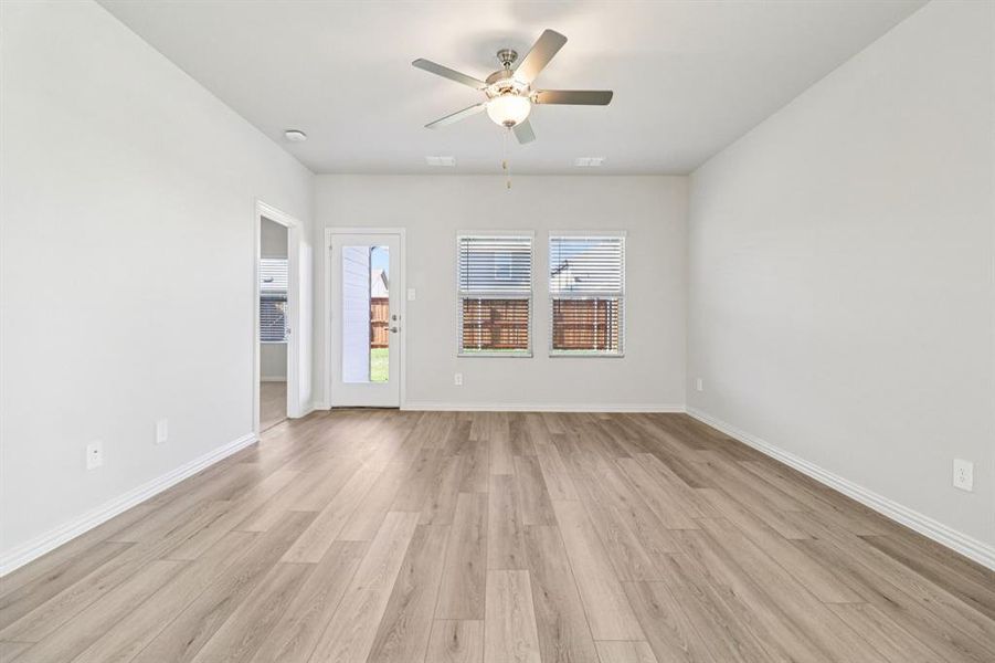 Spacious, unfurnished interior of a new home in Lakehaven - Spring Series, Farmersville (Image 21).