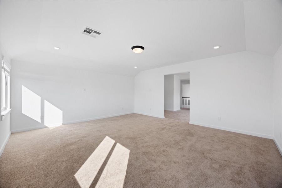 Spacious, unfurnished interior of a new home in Kendall Lakes, Alvin (Image 28).
