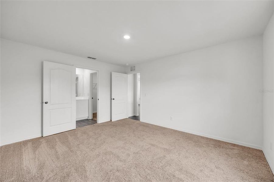 Spacious, unfurnished interior of a new home in Gum Lake Preserve, Lake Alfred (Image 21).