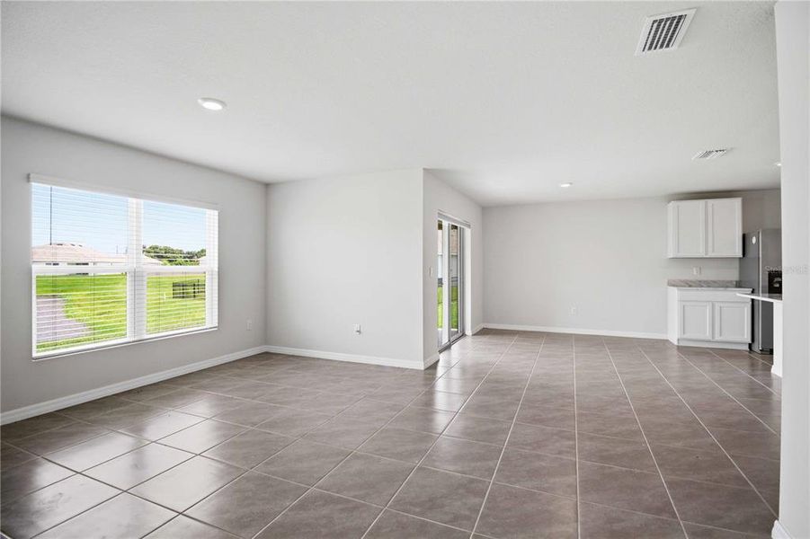 Spacious, unfurnished interior of a new home in Mandarin Grove, Palmetto (Image 17).