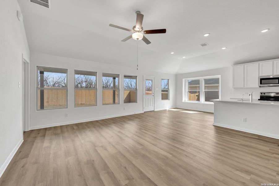 Spacious, unfurnished interior of a new home in Greenspoint Heights, Seguin (Image 41).