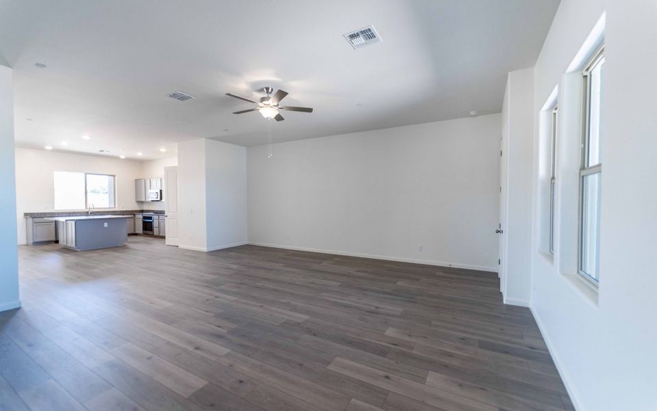 Spacious, unfurnished interior of a new home in Heritage Pointe, Chino Valley (Image 11).
