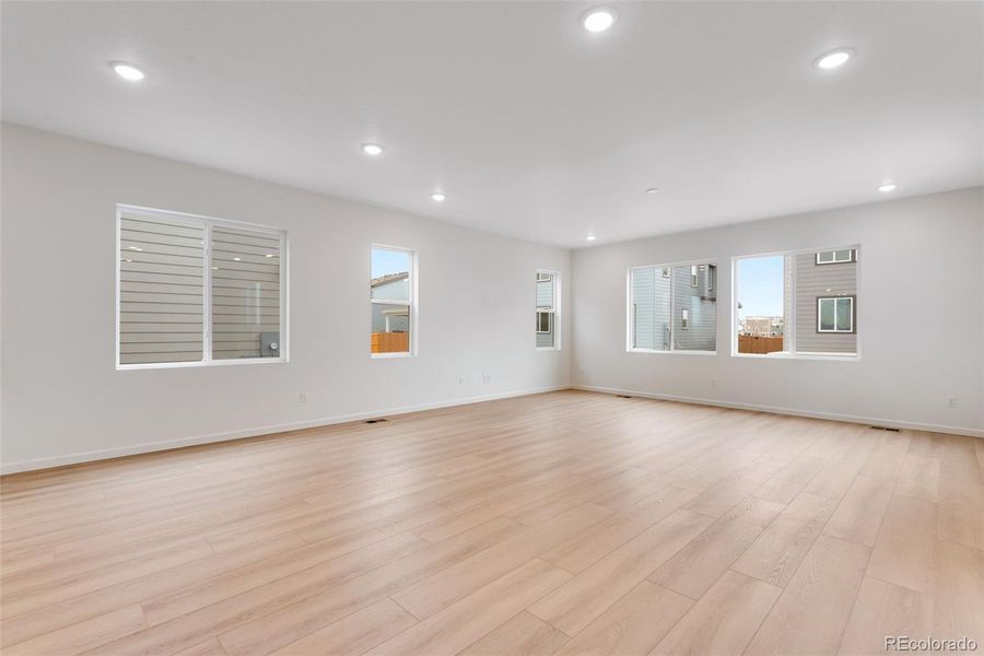 Spacious, unfurnished interior of a new home in Reunion, Commerce City (Image 28).