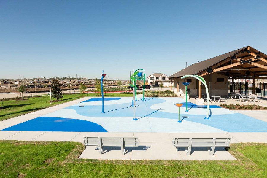 Community amenities in Canterra Creek, Iowa Colony (Image 13).