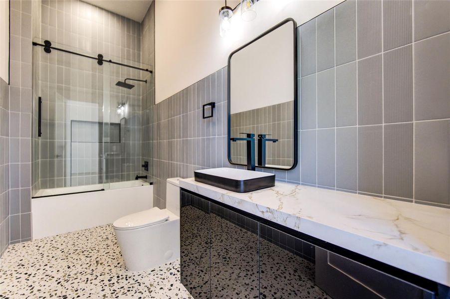 Secondary bath with tub. Secondary bath with tub.