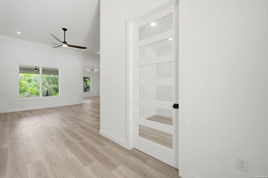 Spacious, unfurnished interior of a new home in , Canyon Lake (Image 22).