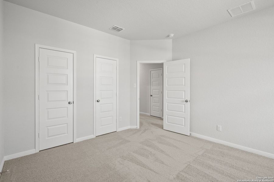 Spacious, unfurnished interior of a new home in Timber Creek, San Antonio (Image 24).