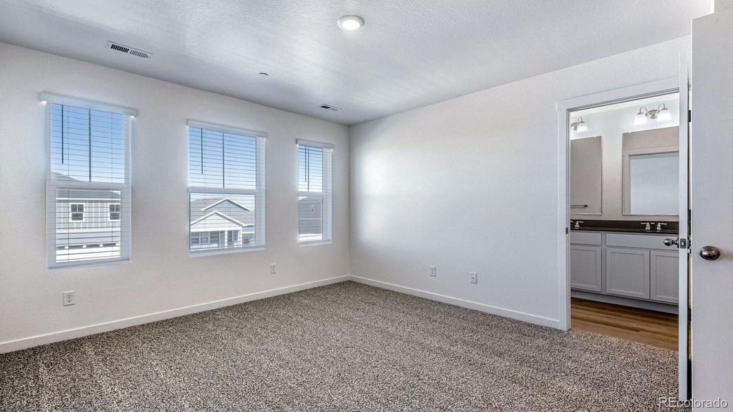 Spacious, unfurnished interior of a new home in Settlers Crossing, Commerce City (Image 33).