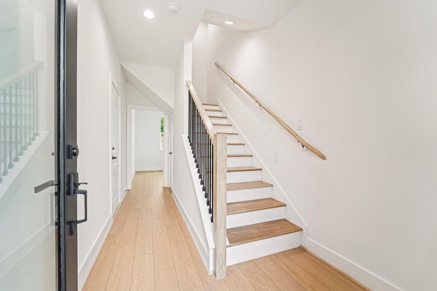 Spacious, unfurnished interior of a new home in , Houston (Image 33).