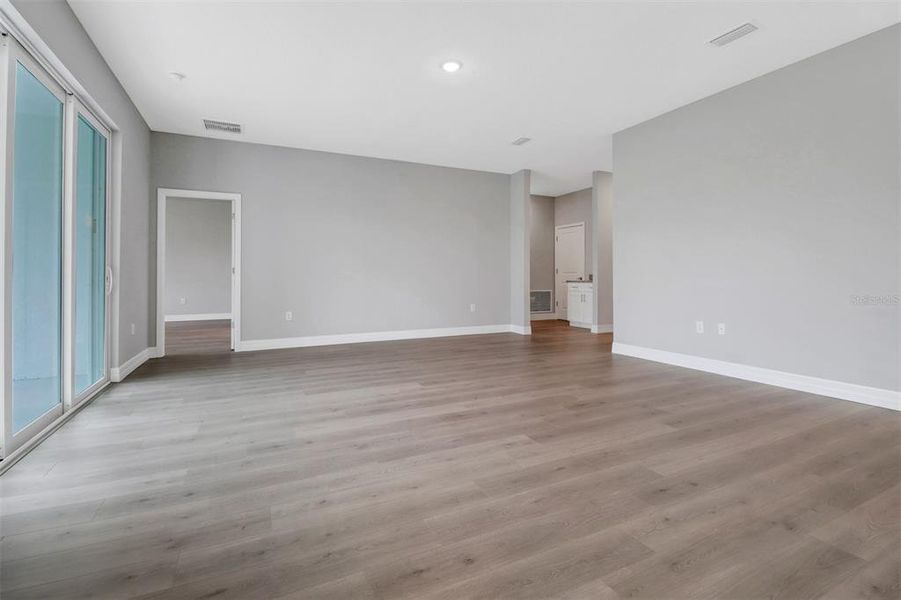 Spacious, unfurnished interior of a new home in , Port Charlotte (Image 19).