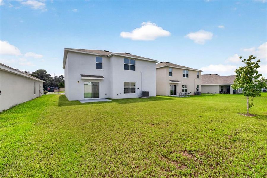 Exterior details and patio area of a home in , Tampa (Image 4).