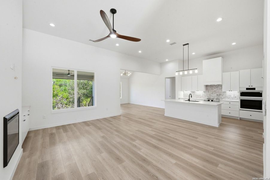 Spacious, unfurnished interior of a new home in , Canyon Lake (Image 16).
