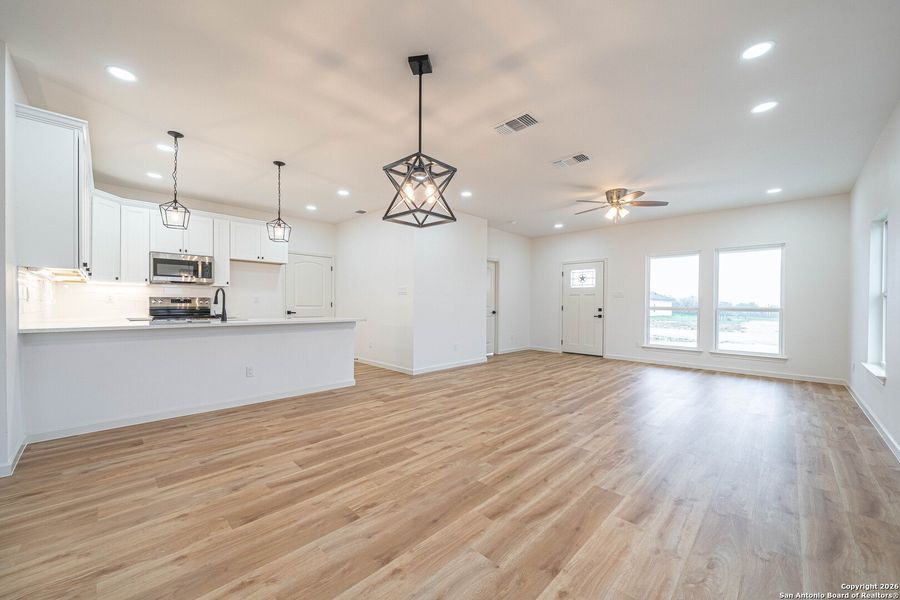 Spacious, unfurnished interior of a new home in , La Vernia (Image 30).