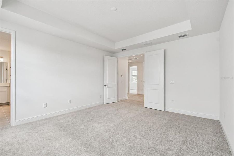 Spacious, unfurnished interior of a new home in Hawkstone, Sarasota (Image 28).