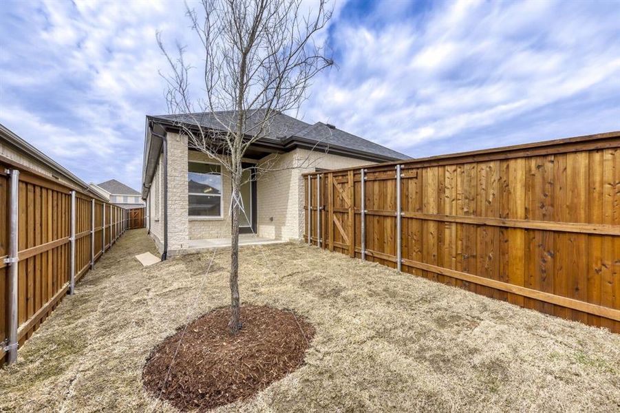 Exterior details and patio area of a home in Ventana, Fort Worth (Image 18).
