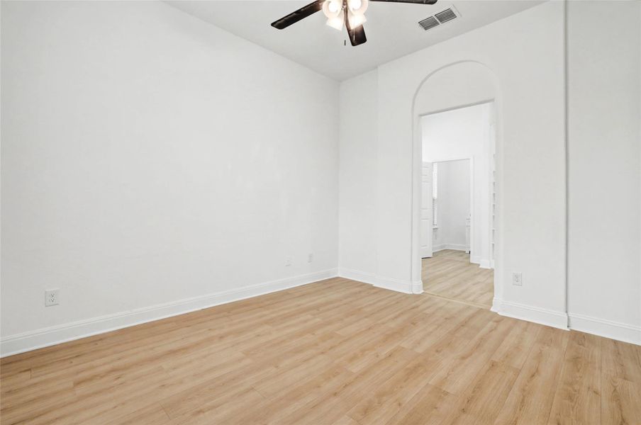 Unfurnished room with light wood-type flooring and a ceiling fan