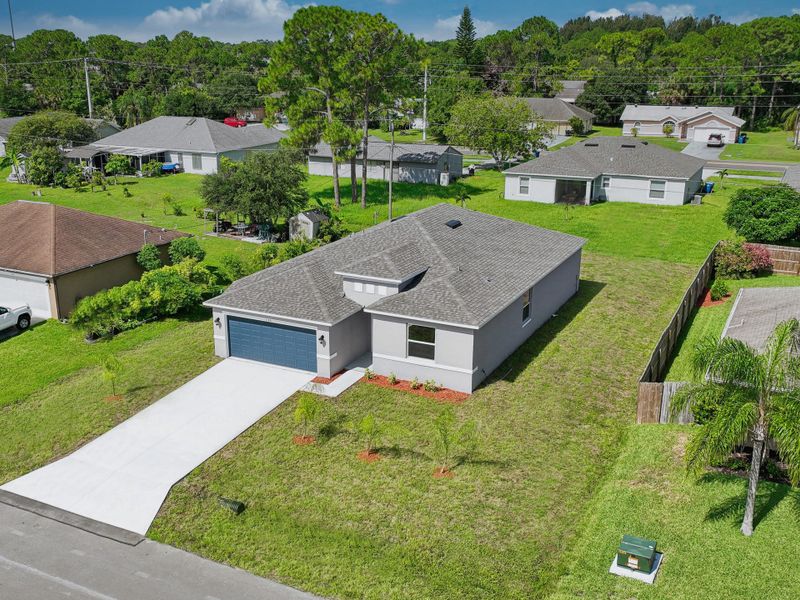 Representative exterior details of a home built from the The Emerald by INB Homes in Palm Coast, Palm Coast (Image 3).