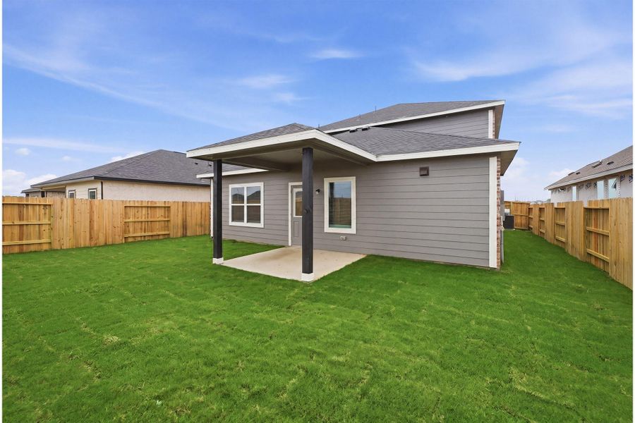 Exterior details and patio area of a home in Ashland, Texas City (Image 2).