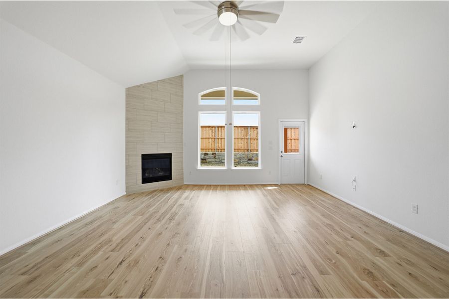 Spacious, unfurnished interior of a new home in Sunfield, Mustang Ridge (Image 48).