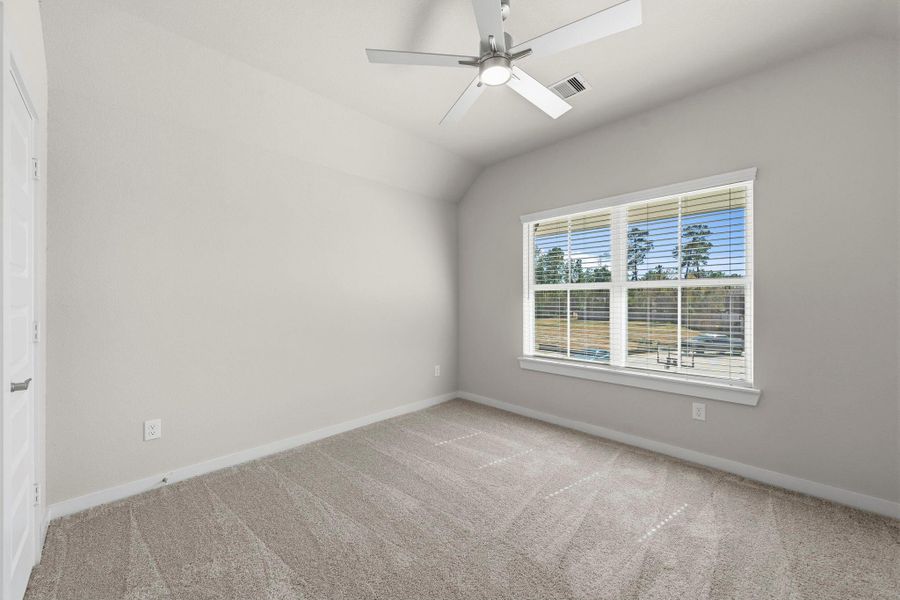 Spacious, unfurnished interior of a new home in Barton Creek Ranch, Conroe (Image 33).