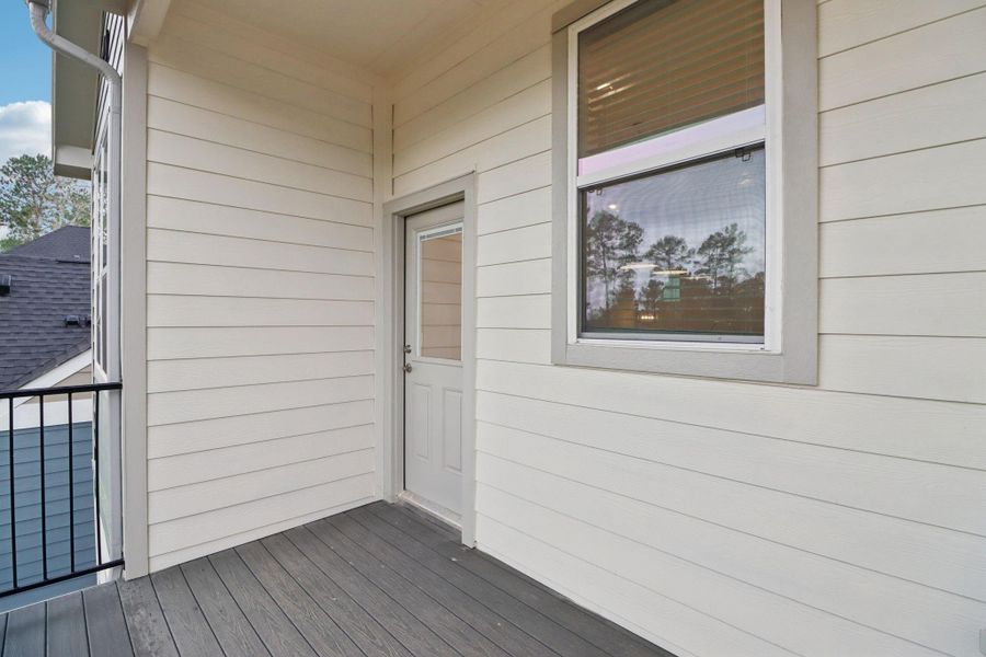 Exterior details and patio area of a home in Kresston, Montgomery (Image 21).