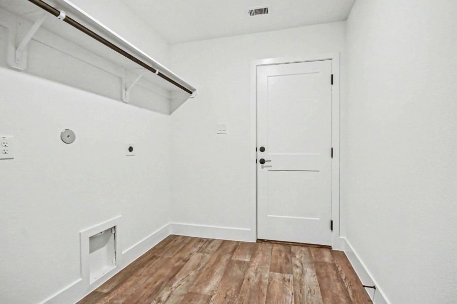 Spacious, unfurnished interior of a new home in , Angleton (Image 22).