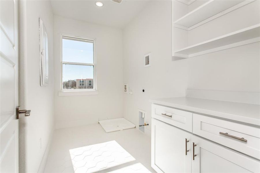 Furnished interior view inside a new home in , Richardson (Image 13).