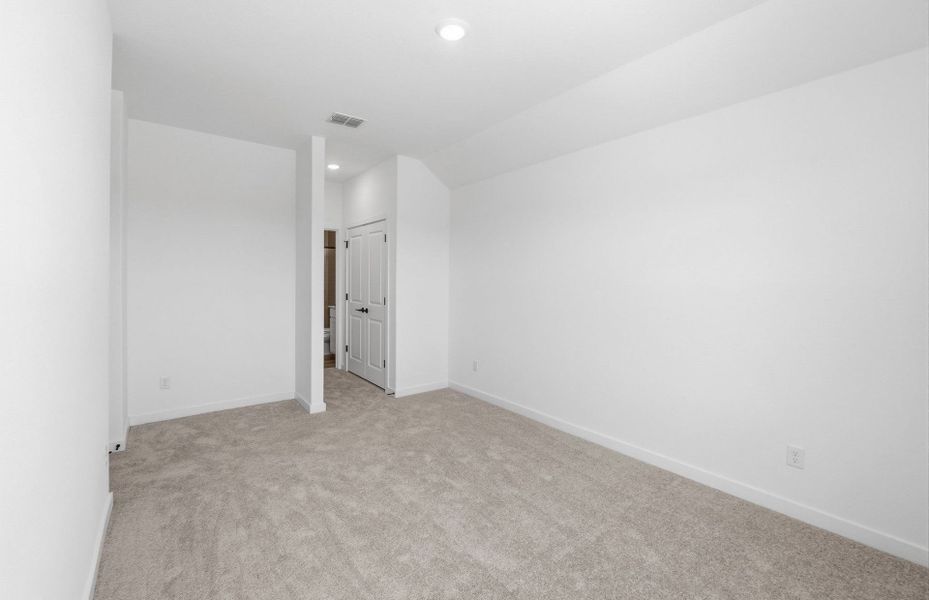 Spacious, unfurnished interior of a new home in Sunfield, Buda (Image 21).