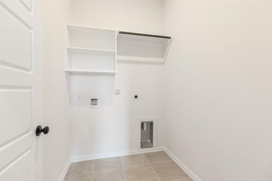 Spacious, unfurnished interior of a new home in Creekhaven, Iowa Colony (Image 26).