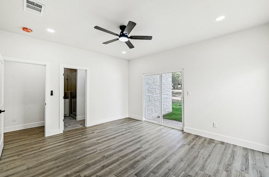 Spacious, unfurnished interior of a new home in , Horseshoe Bay (Image 12).