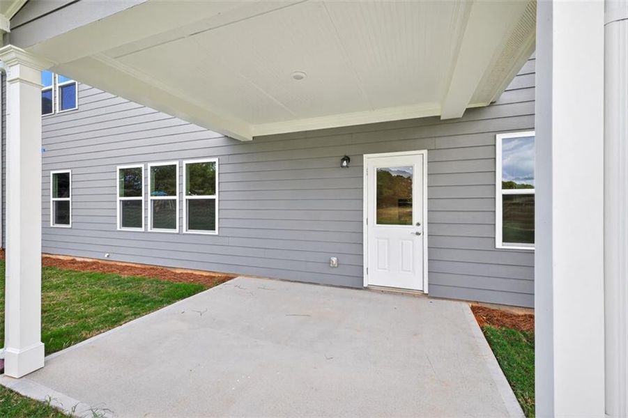 Exterior details and patio area of a home in Hamilton Place, Cartersville (Image 2).