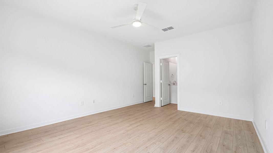 Spacious, unfurnished interior of a new home in Rosenbusch Ranch, Leander (Image 21).