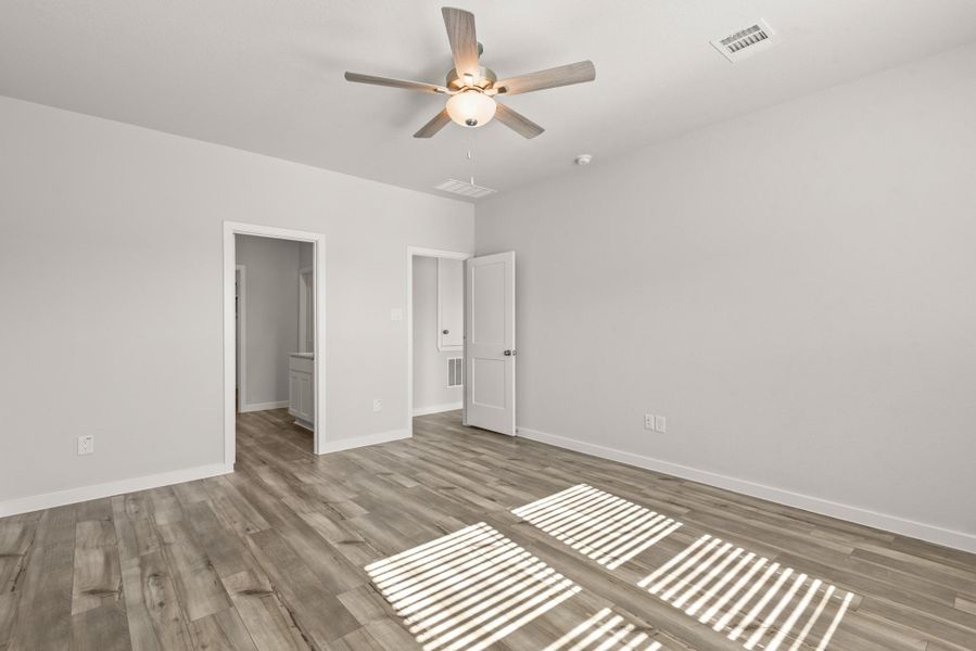 Spacious, unfurnished interior of a new home in Country Creek, Mont Belvieu (Image 18).