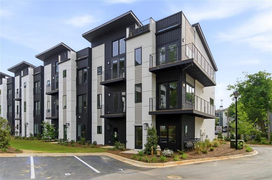 Condo located in Atlanta, GA showcasing its design and architecture (Image 3).