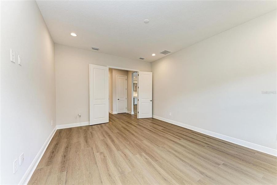 Spacious, unfurnished interior of a new home in Crestwood Estates, Valrico (Image 41).