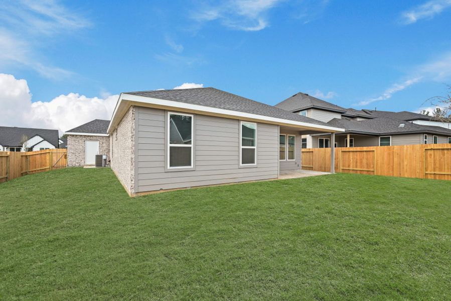 Exterior details and patio area of a home in Silverthorne, Conroe (Image 3).