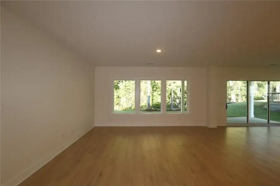 Spacious, unfurnished interior of a new home in Old Mill Preserve, Dallas (Image 9).