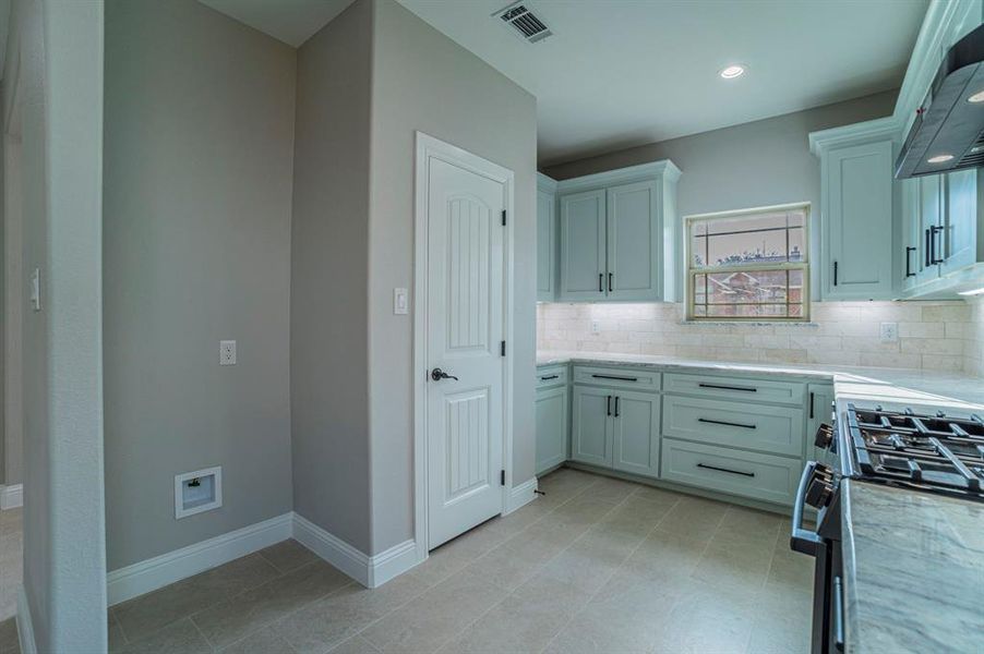 Furnished interior view inside a new home in , Dallas (Image 8).