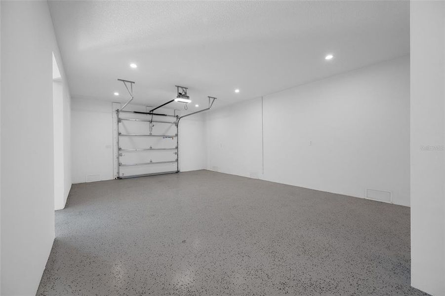 Spacious, unfurnished interior of a new home in , Treasure Island (Image 25).