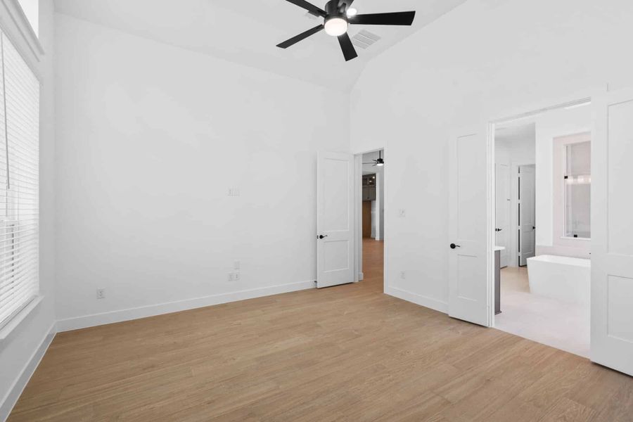 Spacious, unfurnished interior of a new home in Evergreen, Conroe (Image 30).