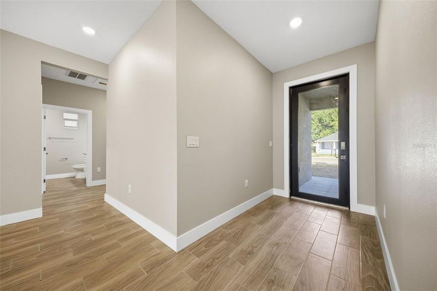Spacious, unfurnished interior of a new home in , Tampa (Image 32).