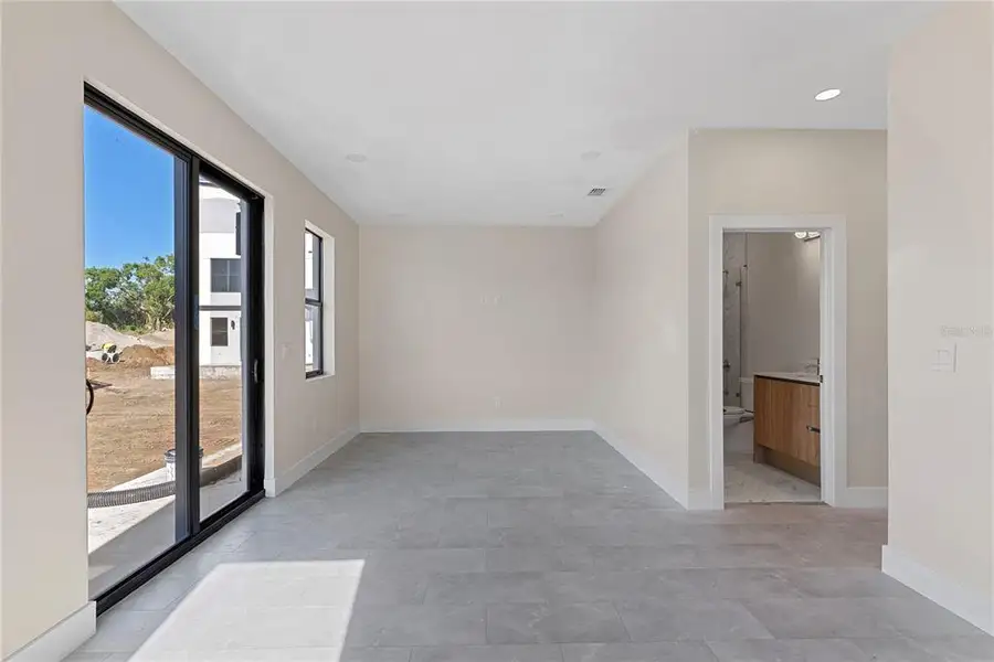 Spacious, unfurnished interior of a new home in , Tampa (Image 31).