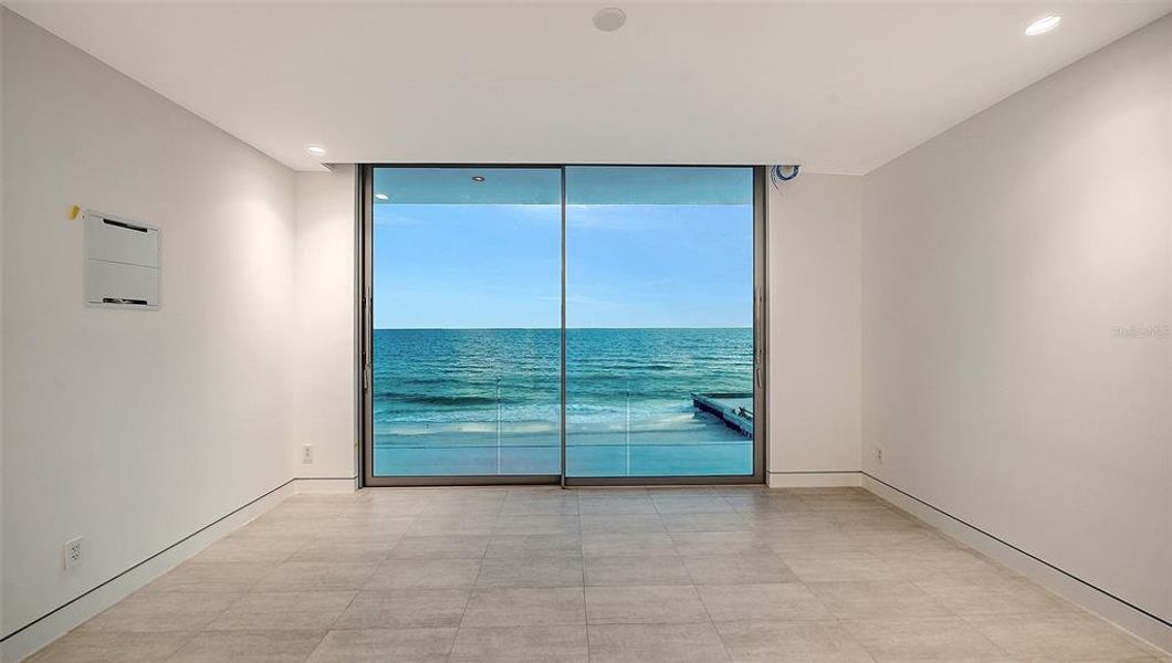 Spacious, unfurnished interior of a new home in , Longboat Key (Image 34).