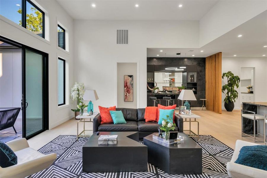 Living room with a high ceiling